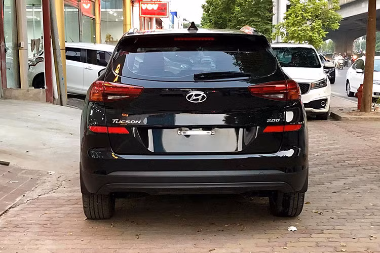 So với đầu xe, phần đuôi xe có ít sự thay đổi hơn. Hãng xe ôtô Hyundai chỉ cải tiến thiết kế của cụm đèn hậu cho mượt mà hơn. Hai bên sườn xe không thay đổi, vẫn là ốp dè màu đen chạy quanh. Tuy nhiên Tucson 2019 sử dụng la-zăng thiết kế mới, nhưng kích thước vẫn giữ nguyên.