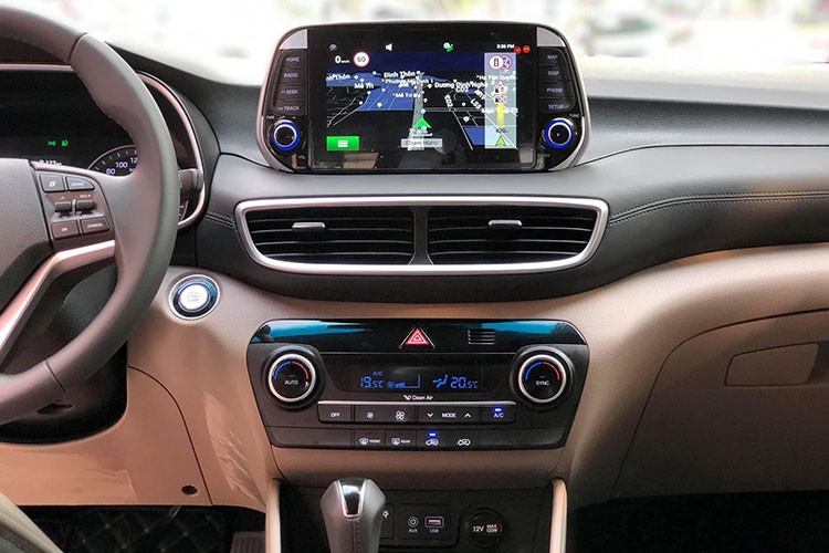 Giống như hầu hết xe mới ngày nay, Hyundai Tucson 2019 cũng được trang bị nhiều công nghệ an toàn như hỗ trợ tránh va chạm phía trước với tính năng phát hiện người đi bộ, hỗ trợ giữ làn đường, hỗ trợ đèn pha, cần gạt cảm biến mưa, hệ thống quan sát toàn cảnh, kiểm soát hành trình và cảnh báo ngủ gật cho người lái.