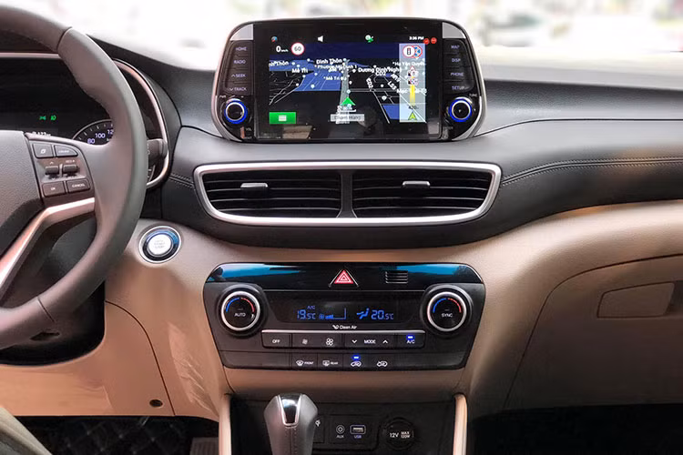 Giống như hầu hết xe mới ngày nay, Hyundai Tucson 2019 cũng được trang bị nhiều công nghệ an toàn như hỗ trợ tránh va chạm phía trước với tính năng phát hiện người đi bộ, hỗ trợ giữ làn đường, hỗ trợ đèn pha, cần gạt cảm biến mưa, hệ thống quan sát toàn cảnh, kiểm soát hành trình và cảnh báo ngủ gật cho người lái.