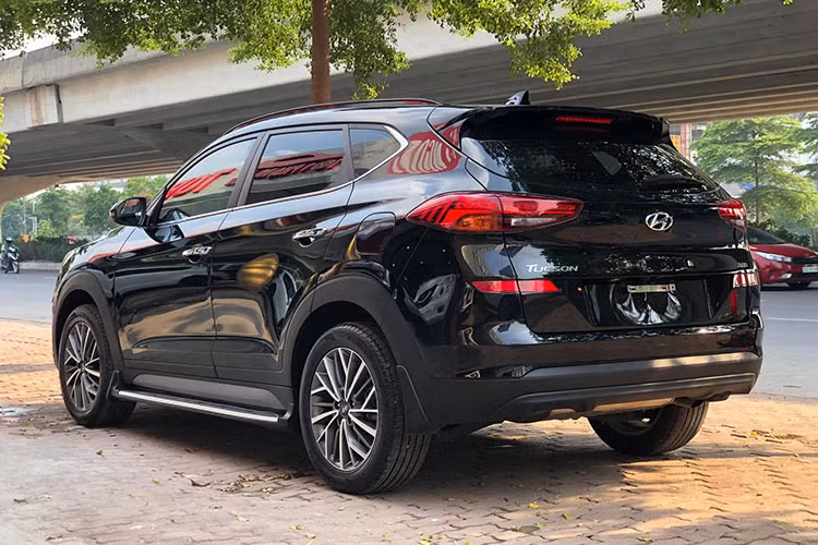 Động cơ dầu (diesel) của Hyundai luôn được khách hàng đánh giá cao trong hơn 10 năm có mặt tại Việt Nam. Động cơ này đa số được lắp trên mẫu xe đàn anh Hyundai SantaFe, nhưng Hyundai Tucson cũng là một dòng xe được ưa chuộng và lựa chọn động cơ dầu dành cho những khách hàng ở vùng cao thường xuyên leo đèo dốc hay đơn giản là muốn sở hữu một mẫu xe tiết kiệm nhiên liệu, kết hợp với hiệu quả vận hành.