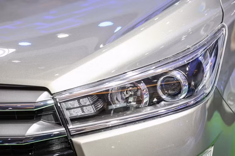 Toyota Innova mới được xây dựng trên nền tảng của khung gầm chiếc bán tải Toyota Hilux 2016 và Fortuner thế hệ mới. Xe có kích thước dài x rộng x cao tương đương 4.375 (mm) x 1.830 (mm) x 1.795 (mm) và chiều dài cơ sở lên tới 2.750 (mm).