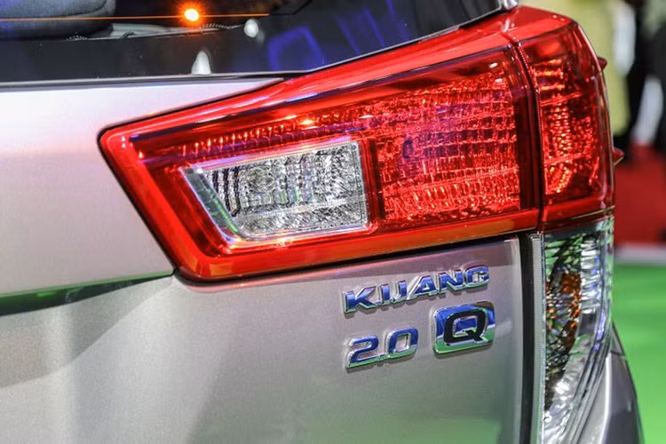 Cụm đèn hậu thiết kế góc cạnh, cân đối với phần đầu xe. Với thiết kế mới này, Toyota đang muốn hướng dòng xe này đến với khách hàng cao cấp hơn chứ không phải một dòng xe gia đình giá rẻ, bản như trước nữa.