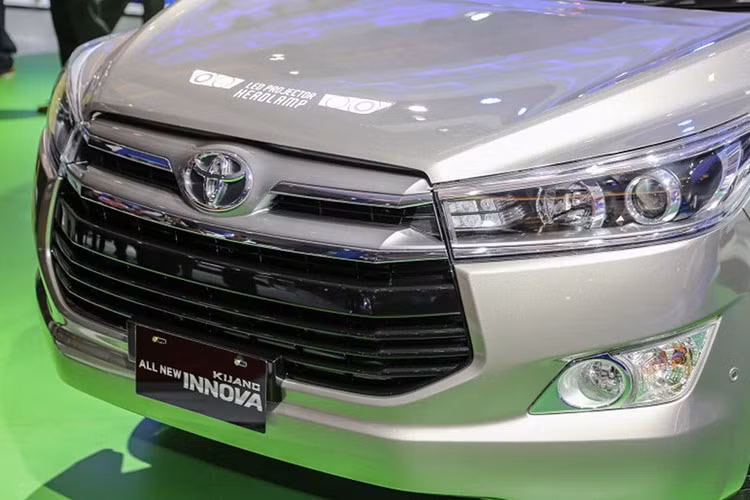 Toyota Innova 2016 có sự lột xác toàn diện cả trong lẫn ngoài. Sự hiện diện của mẫu xe gia đình này trong năm 2015 vừa qua đã gây khá nhiều sự chú ý - đặc biệt là mẫu xe này đã được thay đổi mạnh về cả kiểu dáng lẫn công nghệ.