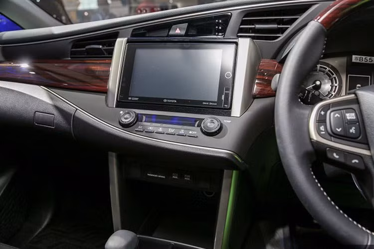 Một số trang bị đáng chú ý khác trên Toyota Innova mới như màn hình cảm ứng 8 inch với hệ thống Miracast, cổng HDMI, đèn pha LED với dải đèn LED ban ngày, 7 túi khí, hệ thống cân bằng điện tử và hỗ trợ khởi hành ngang dốc...