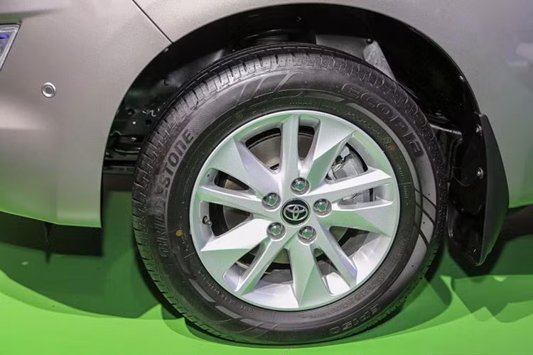 Về ngoại thất, Toyota Innova 2016 nổi bật như cụm lưới tản nhiệt hình thàng ngược cỡ lớn gồm hai thanh ngang mạ cờ-rôm, dải đèn LED trên cụm đèn pha LED chạy ngược. Ngoài ra, nó còn mạnh mẽ hơn nhờ những đường gân bọc xung quanh.