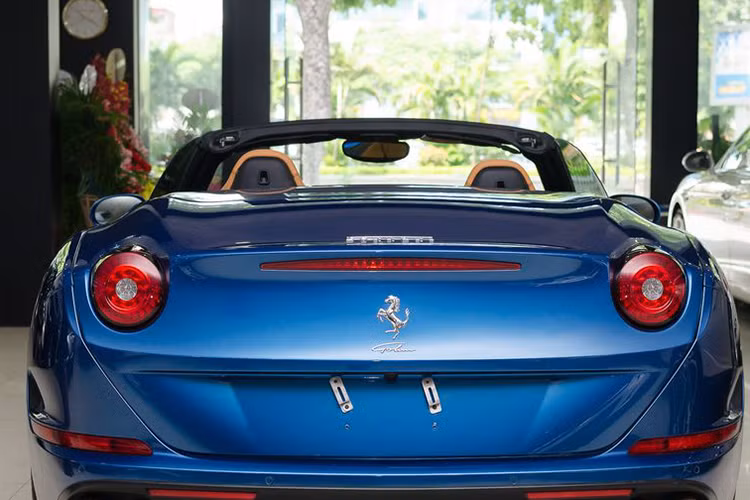 Siêu xe mui trần này sở hữu động cơ V8, tăng áp kép, dung tích 3,9 lít, sản sinh công suất tối đa 552 mã lực tại vòng tua máy 7.500 vòng/phút và mô-men xoắn cực đại 755 Nm tại 4.750 vòng/phút. Hai con số này trên phiên bản Ferrari California chỉ dừng ở mức 453 mã lực và 485 Nm. Động cơ trên siêu xe mui trần Ferrari California T kết hợp cùng hộp số ly hợp kép 7 tốc độ tương tự xe đua F1.