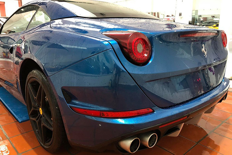 Do thuộc dòng siêu xe mui trần nên chiếc mui xếp cứng của Ferrari California T chỉ mất khoảng 16 giây là có thể mở mui. Để đóng mui lại, người cầm lái cũng chỉ việc ấn nút. Ngay cả khi lái xe đi dạo phố dưới 45 km/h, người lái cũng có thể đóng hoặc mở mui xếp này.