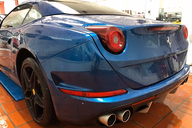 Do thuộc dòng siêu xe mui trần nên chiếc mui xếp cứng của Ferrari California T chỉ mất khoảng 16 giây là có thể mở mui. Để đóng mui lại, người cầm lái cũng chỉ việc ấn nút. Ngay cả khi lái xe đi dạo phố dưới 45 km/h, người lái cũng có thể đóng hoặc mở mui xếp này.