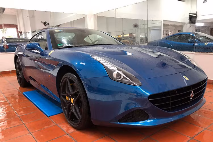 Vào tháng 10/2015, chiếc siêu xe Ferrari California T mui trần đầu tiên về Việt Nam đã gây không ít bất ngờ cho giới mê xe. Sau đó, "ngựa chồm" này đã được ông Đặng Lê Nguyên Vũ, Chủ tịch Trung Nguyên thu nạp về garage với hàng chục siêu xe của mình.