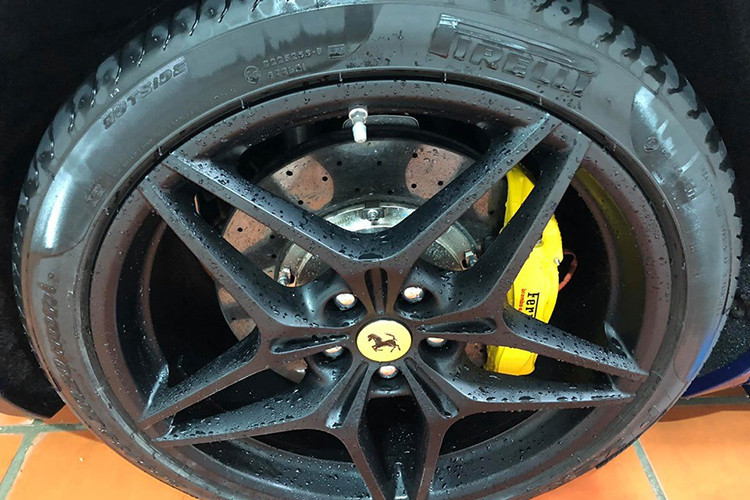 Ngoài việc bị lột bỏ bộ áo đề-can màu bạc của thương hiệu siêu xe Đặng Lê Nguyên Vũ đình đám, chiếc Ferrari California T đầu tiên về Việt Nam vẫn được giữ nguyên màu sơn đen nhám ở bộ mâm đa chấu kép. Nguyên bản bộ mâm này có màu sơn bạc.