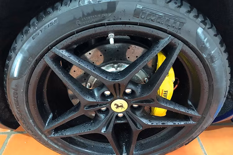 Ngoài việc bị lột bỏ bộ áo đề-can màu bạc của thương hiệu siêu xe Đặng Lê Nguyên Vũ đình đám, chiếc Ferrari California T đầu tiên về Việt Nam vẫn được giữ nguyên màu sơn đen nhám ở bộ mâm đa chấu kép. Nguyên bản bộ mâm này có màu sơn bạc.