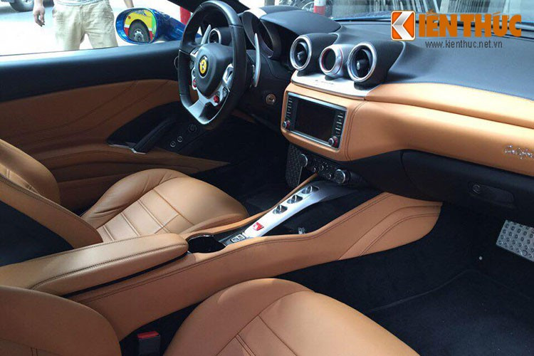 Hãng siêu xe đến từ Ý đã nâng cấp hệ thống giải trí cho Ferrari California T với màn hình cảm ứng 6,5 inch đảm nhận việc giải trí cũng như nắm bắt một số thông tin của siêu xe mui trần này. Siêu xe mui trần California T chính là chiếc xe đầu tiên của hãng Ferrari được tích hợp chức năng Apple CarPlay mới vào hệ thống thông tin giải trí.