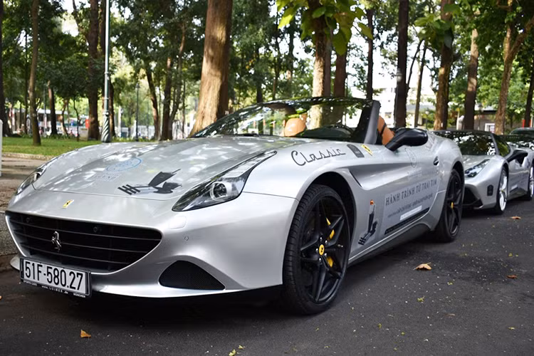 Siêu xe mui trần Ferrari California T lúc còn thuộc sở hữu của Chủ tịch Trung Nguyên đã được đổi màu sang màu bạc và gắn logo của tập đoàn Trung Nguyên, nó từng tham gia nhiều hành trình siêu xe và trưng bày quảng bá cho thương hiệu của đại gia Đặng Lê Nguyên Vũ.