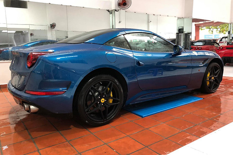 Điểm khác biệt của hai đời siêu xe mui trần Ferrari California chính là ngoại thất phiên bản thứ 2, California T thiết kế thể thao với điểm nhấn là đèn pha góc cạnh hơn so với đời cũ. Chi tiết thứ hai dễ nhận ra giữa Ferrari California với Ferrari California T chính là vị trí đặt ống xả, so với thế hệ đầu tiên, cặp ống xả của Ferrari California T được đặt nằm ngang thay cho kiểu dựng đứng như đời đầu.