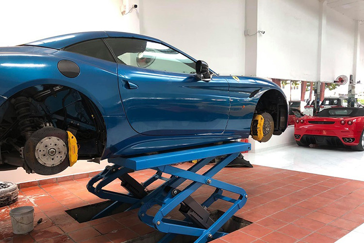 Sau gần 4 năm định cư trong bộ sưu tập siêu xe Đặng Lê Nguyên Vũ, chiếc siêu xe mui trần Ferrari California T đầu tiên về Việt Nam đã được nhìn thấy xuất hiện bên trong một công ty nhập khẩu xe sang có tiếng tại quận 5, TP HCM. Chưa dừng lại đó, chiếc siêu xe mui trần Ferrari California T này còn bị lột bỏ lớp đề-can màu bạc yêu thích của Chủ tịch Trung Nguyên để về màu sơn xanh nước biển nguyên bản.