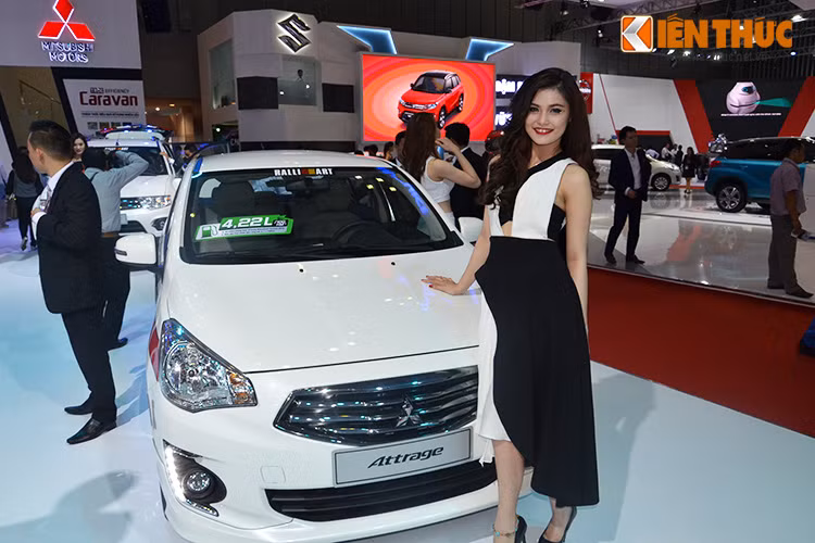 Điển hình là việc bài trí 2 mẫu xe điện ở vị trí quan trọng nhất và khu vực xem ảnh về hành trình Mitsubishi Caravan 2015.