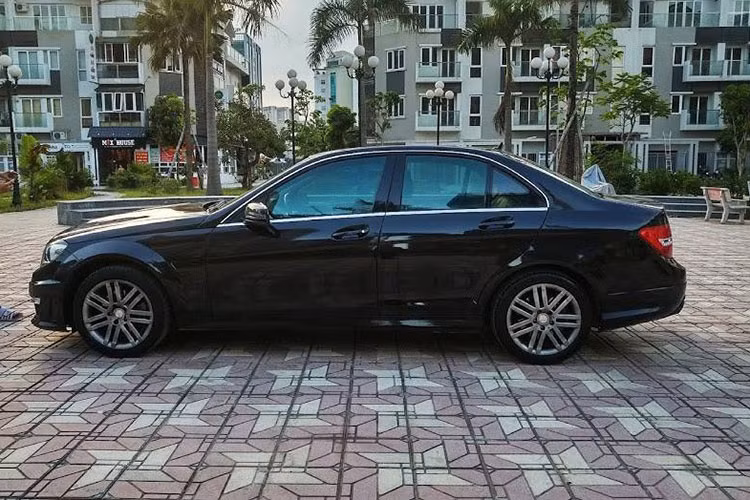 Mercedes-Benz C230 Avantgarde được ra mắt thị trường Việt Nam vào đầu năm 2008 với giá bán 69.900 USD (tương đương 1,126 tỷ đồng thời bấy giờ). Mẫu xe này nổi bật với động cơ xăng 2.5L V6, cho công suất tối đa 204 mã lực tại 6100 vòng/phút và mô-men xoắn cực đại 245Nm.