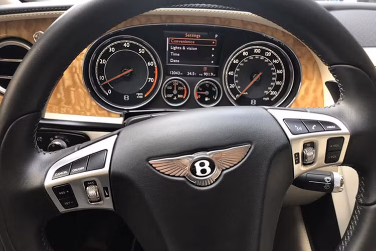 Bên trong nội thất của mẫu siêu xe sang Bentley Flying Spur ddời 2013 này có khá ít chi tiết sử dụng nhựa. Phần táp lô được bọc hoàn toàn bằng da cao cấp và ốp gỗ sáng màu. Các nút bấm cũng như cửa gió điều hòa đều được làm từ kim loại sáng bóng - đậm chất doanh nhân.