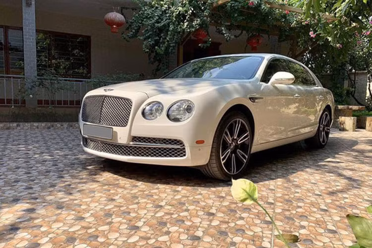 Hiện tại, chiếc Bentley Flying Spur đời cũ được rao bán thông qua một showroom tư nhân ở Hà Nội với mức giá chỉ khoảng hơn 11 tỷ đồng. Theo thông tin của người đăng tải, chiếc xe mới chỉ trải qua một đời chủ kể từ khi sản xuất vào năm 2013 và đi được quãng đường hơn 12.000 km.