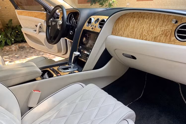 Bentley Flying Spur sử dụng động cơ W12 turbo tăng áp kép, dung tích 6,0 lít và hộp số tự động ZF 8 cấp, sản sinh công suất tối đa 616 mã lực tại 6.000 vòng/phút, mô-men xoắn cực đại 800 Nm tại 1.700 vòng/phút. Xe có khả năng tăng tốc 0-100 km/h trong 4,6 giây, tốc độ tối đa 320 km/h.