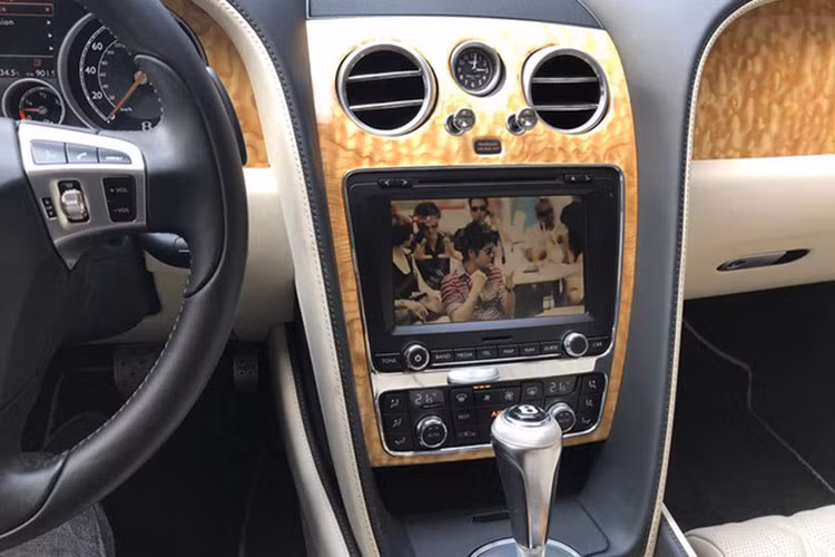 Phần ghế được bọc da sáng màu và được kẻ đen chạy xung quanh ghế ngồi vô cùng cao cấp với đường chỉ khâu hình quả trám. Hàng ghế sau của chiếc xe được tích hợp một điều khiển nhỏ nhằm kiểm soát hệ thống điều hòa, ghế ngồi và màn hình giải trí của xe.