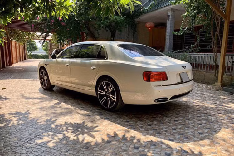 Bentley Flying Spur, là cái tên rút gọn của chiếc Continental Flying Spur thế hệ thứ 2, được thương hiệu Anh sản xuất từ năm 2013. Thế hệ đầu tiên, ra đời năm 2005, là biến thể 4 cửa của chiếc coupe Bentley Continental GT. Mẫu xe siêu sang được xây dựng trên nền của Volkswagen Phaeton và sử dụng động cơ chung với Audi A8 hoặc A8.