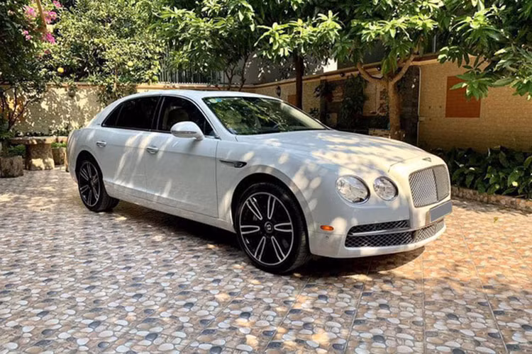 Mẫu siêu xe sang Bentley Flying Spur của nhà sản xuât Anh Quốc vừa chính thức được đưa lên sàn xe cũ ở Hà Nội sau 5 năm lăn bánh với chỉ 12000 km trên bảng đồng hồ. Được biết, trước khi được rao bán tại Hà Nội, nó thuộc sở hữu của một chủ nhân có tiếng tại TP HCM.