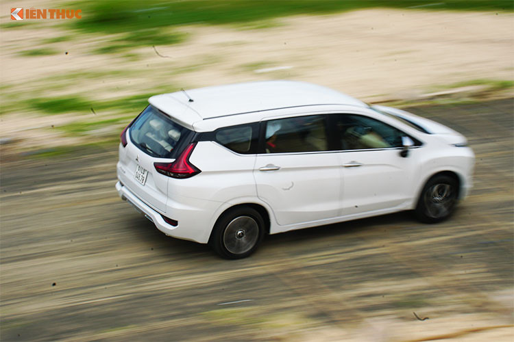 Theo các chuyên gia ôtô từng nhận định rằng, "người đồng hương" Toyota Rush sẽ là mối đe dọa lớn nhất của Mitsubishi Xpander tại thị trường ôtô Việt Nam. Toyota Rush được ra mắt chính thức tại Việt Nam vào hồi tháng 09/2018, hiện tại mẫu xe này đang có giá bán là 688 triệu đồng.