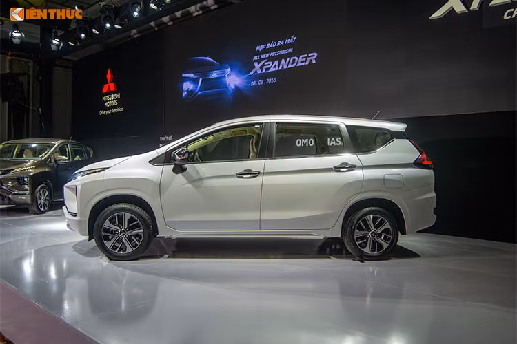 Mitsubishi Xpander 2018 mới đang bán ra tại thị trường Việt Nam được phát triển dựa trên nền tảng của mẫu concept XM, theo đuổi xu hướng lai giữa SUV và MPV, hay còn gọi là MPV gầm cao. Xe có thiết kế mặt trước theo ngôn ngữ Dynamic Shield, với lưới tản nhiệt chữ X cỡ lớn, cùng các chi tiết thân sau và phía sau mang phong cách mới.