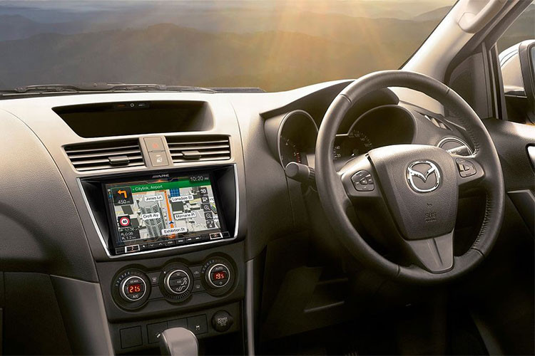 Trong khi đó, camera lùi cũng trở thành một trang bị tiêu chuẩn trên các phiên bản Mazda BT-50 nâng cấp mới nhằm mang tính cạnh tranh hơn so với các đối thủ. Riêng phiên bản GT của mẫu bán tải này được trang bị thêm dải đèn phanh công nghệ đèn LED, lót thùng và ổ cắm điện 12 volt.