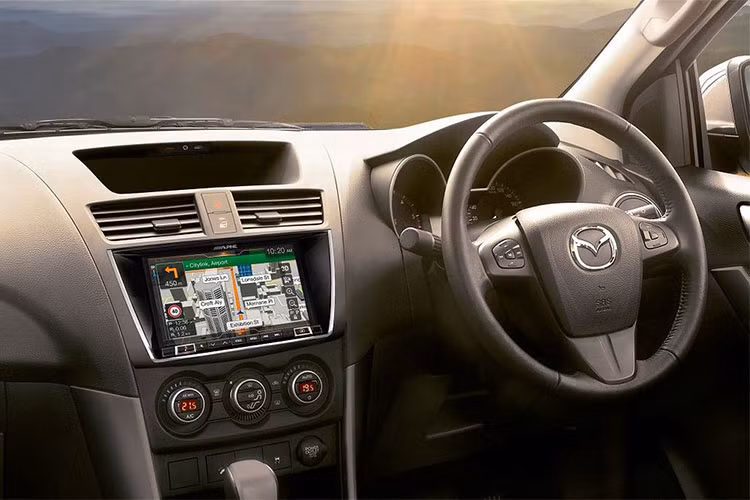 Trong khi đó, camera lùi cũng trở thành một trang bị tiêu chuẩn trên các phiên bản Mazda BT-50 nâng cấp mới nhằm mang tính cạnh tranh hơn so với các đối thủ. Riêng phiên bản GT của mẫu bán tải này được trang bị thêm dải đèn phanh công nghệ đèn LED, lót thùng và ổ cắm điện 12 volt.