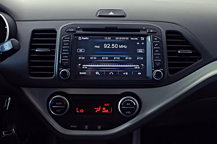 Vô lăng của xe là được thiết kế dạng 3 chấu thể thao tích hợp nút bấm đa dụng. Đặt giữa bảng trung tâm là một màn hình DVD cảm ứng kết nối USB/Bluetooth, 4 loa tích hợp hệ thống dẫn đường GPS tiện dụng cho những hành trình.