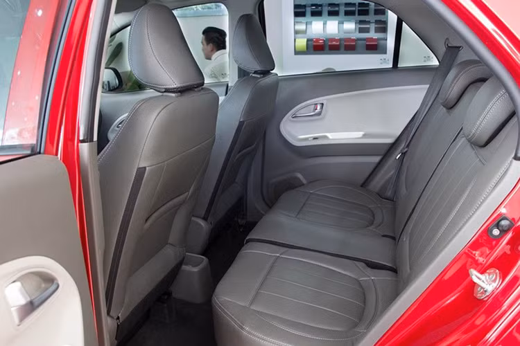 Hệ thống điều hòa trên xe tự động, ghế xe bọc da cao cấp với mầu xám đơn giản. Thiết kế ghế ngồi trên phiên bản 2016 cũng đã có sự điều chỉnh hợp lý hơn trên cả khu vực trước và sau xe. Ngoài ra khu vực cần số cũng đã được ốp thêm viền nhôm kết hợp với nhựa đen đẹp hơn trước.