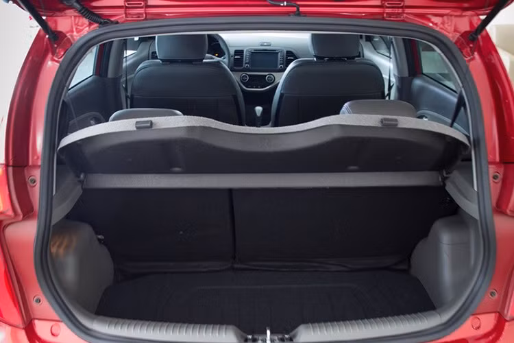 Khoảng để chân ở hàng ghế phía sau cũng được thiết kế rộng rãi và thoải mái hơn so với các phiên bản cũ, mang đến cảm giác thoải mái cho hành khách. Cốp chứa đồ phía sau cũng nhỉnh hơn so với trước.