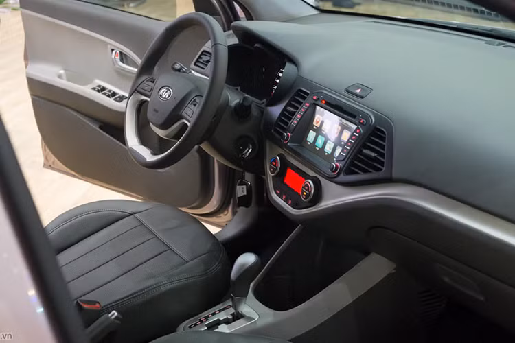 Với chiều dài tổng thể 3.595 mm, Kia Morning sở hữu không gian rộng rãi, sang trọng hơn so với những phiên bản trước đây. Bên cạnh đó, nó còn sở hữu nội thất da và trang bị nhiều tiện nghi công nghệ hơn so với các đối thủ trong cùng phân khúc gồm: Tay lái bọc da tích hợp điều khiển âm thanh, kính cửa điều khiển điện, tự động cửa người lái...