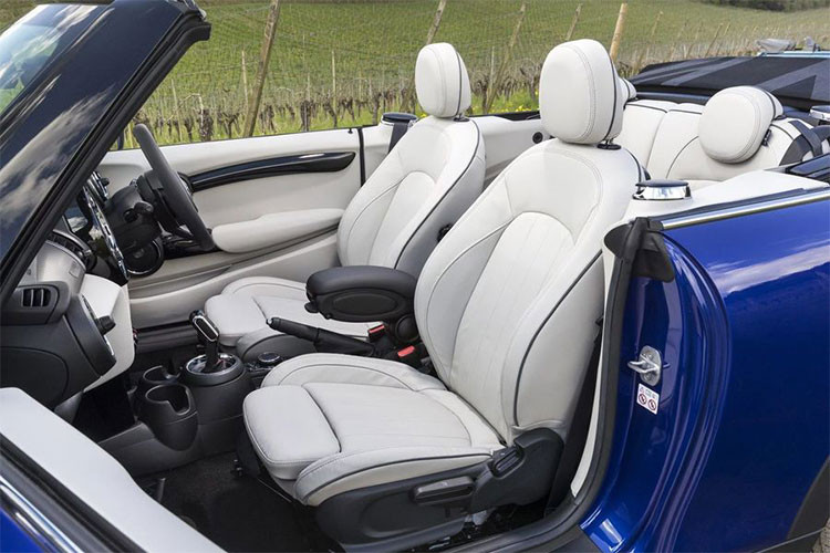 MINI Cabriolet phiên bản giới hạn đặc biệt này cũng được trang bị các ghế ngồi bọc da màu xám Satellite Grey, hệ thống âm thanh cao cấp Harman Kardon và hệ thống chỉ đường Navigation Plus Package – bao gồm một màn hình cảm ứng 8,8 inch có tương thích với Apple CarPlay.