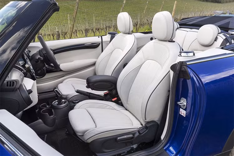 MINI Cabriolet phiên bản giới hạn đặc biệt này cũng được trang bị các ghế ngồi bọc da màu xám Satellite Grey, hệ thống âm thanh cao cấp Harman Kardon và hệ thống chỉ đường Navigation Plus Package – bao gồm một màn hình cảm ứng 8,8 inch có tương thích với Apple CarPlay.