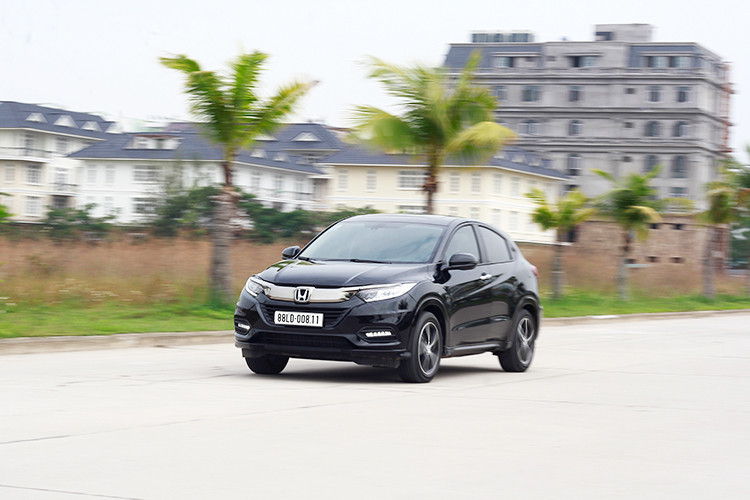 Bên cạnh tính năng khởi hành ngang dốc xuất hiện trên mẫu xe crossover cỡ B này cũng đáng đồng tiền bát gạo, bên cạnh đó với một mẫu xe ưa dùng cho đô thị thì khả năng cách âm của HR-V nằm ở mức tạm ổn. Nếu để ý kỹ thì tiếng ồn từ mặt đường vẫn có thể nghe được khi chạy trên mặt đường xấu.