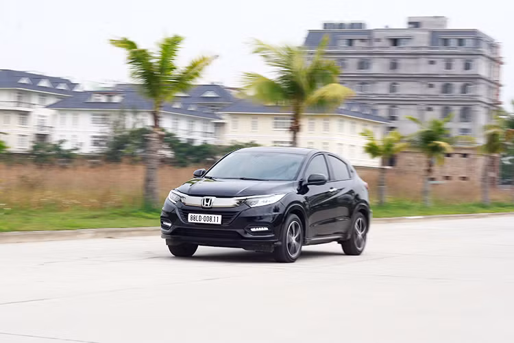 Bên cạnh tính năng khởi hành ngang dốc xuất hiện trên mẫu xe crossover cỡ B này cũng đáng đồng tiền bát gạo, bên cạnh đó với một mẫu xe ưa dùng cho đô thị thì khả năng cách âm của HR-V nằm ở mức tạm ổn. Nếu để ý kỹ thì tiếng ồn từ mặt đường vẫn có thể nghe được khi chạy trên mặt đường xấu.