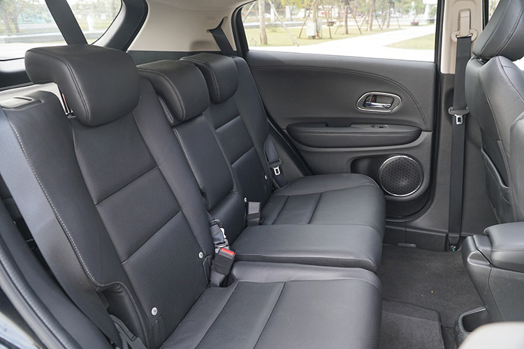 Bên cạnh đó, điểm đặc biệt trên Honda HR-V chính là hàng ghế sau cũng là loại “magic seat” như trên Honda Jazz. Tuy nhiên, ghế Magic Seat trên HR-V chỉ có thể xếp hình 3 kiểu, thua 1 kiểu so với Honda Jazz. Gập hết cả ghế trước bên phụ có thể để được đồ dài với sàn khá phẳng.
