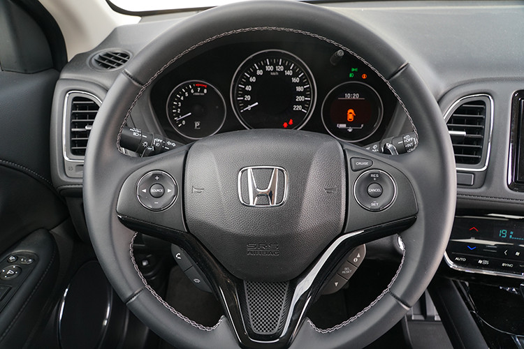 Trên mẫu xe này, bảng đồng hồ trên tap-lô vẫn đi theo lối thiết kế analog kim số nhưng cách điệu thêm một màn hình LCD thể hiện thông số nhưng vẫn kiểu viền tròn tạo thành sự đồng bộ với hai cụm đồng hồ còn lại.