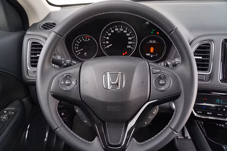 Trên mẫu xe này, bảng đồng hồ trên tap-lô vẫn đi theo lối thiết kế analog kim số nhưng cách điệu thêm một màn hình LCD thể hiện thông số nhưng vẫn kiểu viền tròn tạo thành sự đồng bộ với hai cụm đồng hồ còn lại.