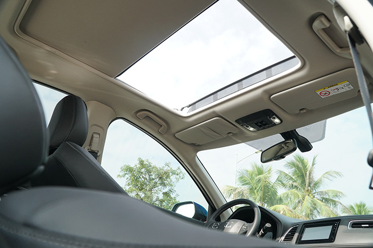 Về mặt tiện nghi, phiên bản L có ghế lái chỉnh điện 8 hướng và cửa sổ trời panorama, phiên bản G chỉnh tay và không có cửa sổ trời hay tựa tay hàng ghế thứ 2. Bù lại loạt trang bị tiện ích như phanh tay điện tử, cruise control, chìa khóa thông minh khởi động bằng nút bấm đều có ở các phiên bản. So với đối thủ Hyundai Kona có ghế chỉnh điện 10 hướng thì rõ ràng HR-V có phần thua thiệt dù giá bán đắt hơn.