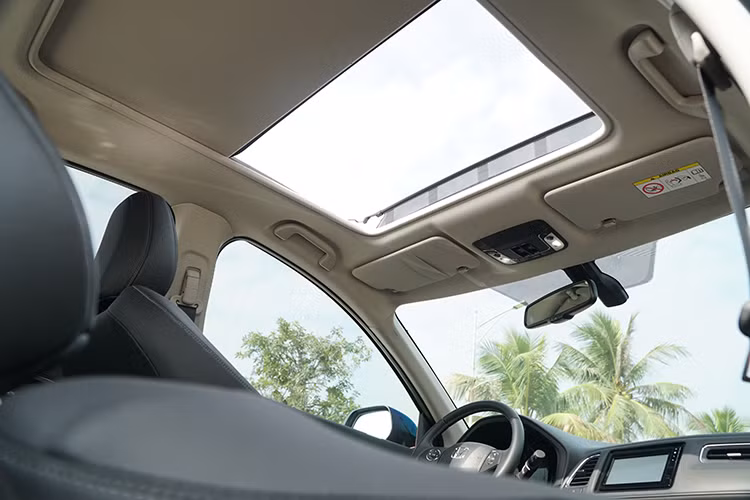 Về mặt tiện nghi, phiên bản L có ghế lái chỉnh điện 8 hướng và cửa sổ trời panorama, phiên bản G chỉnh tay và không có cửa sổ trời hay tựa tay hàng ghế thứ 2. Bù lại loạt trang bị tiện ích như phanh tay điện tử, cruise control, chìa khóa thông minh khởi động bằng nút bấm đều có ở các phiên bản. So với đối thủ Hyundai Kona có ghế chỉnh điện 10 hướng thì rõ ràng HR-V có phần thua thiệt dù giá bán đắt hơn.