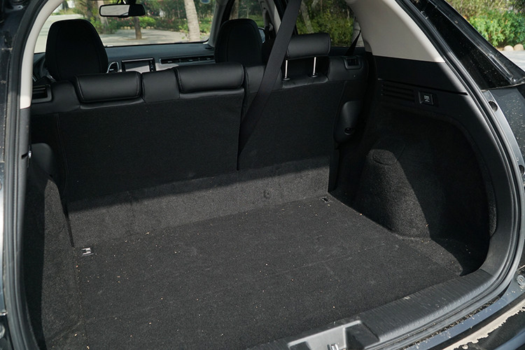 Trang bị an toàn của HR-V với 6 túi khí, Hệ thống ổn định thân xe điện tử VSA, Kiểm soát lực kéo TCS, chống bó cứng phanh ABS, phanh điện tử EBD, phanh khẩn cấp BA, khởi hành ngang dốc HAS, camera lùi 3 góc quay và cảm biến lùi. Nhưng đáng tiếc là hai trang bị cảm biến áp suất lốp và cảnh báo điểm mù không có trên HR-V trong khi đối thủ Hyundai Kona lại sẵn có khiến chiếc xe Nhật Bản bị đánh giá thấp hơn.