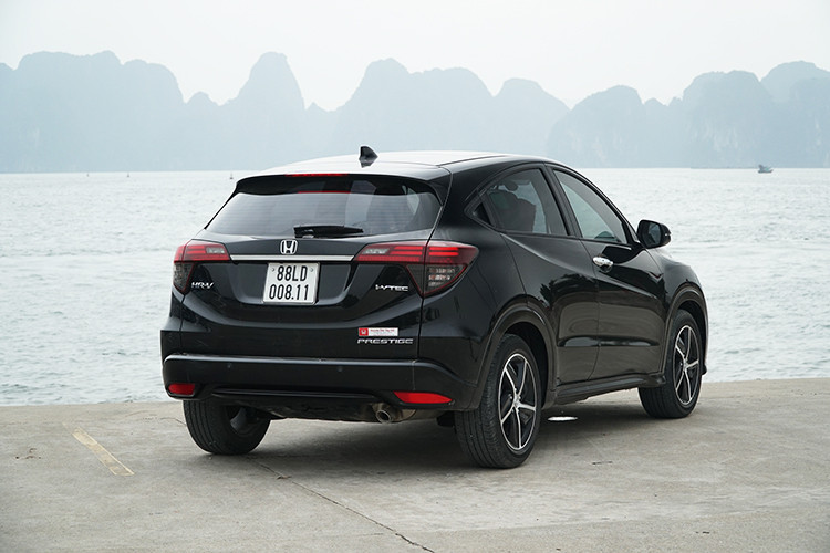 Xét về kích thước, Honda HR-V 2018 sở hữu chiều dài và trục cơ sở lớn nhất (4.294 và 2.610 mm) với hai đối thủ còn lại. Chiều rộng HR-V là 1.772 mm lớn hơn EcoSport (1.755 mm) nhưng thua Kona (1.800 mm). Khoảng sáng gầm HR-V ngang ngửa với Kona ở mức 170 mm, không lênh khênh như EcoSport (198 mm).