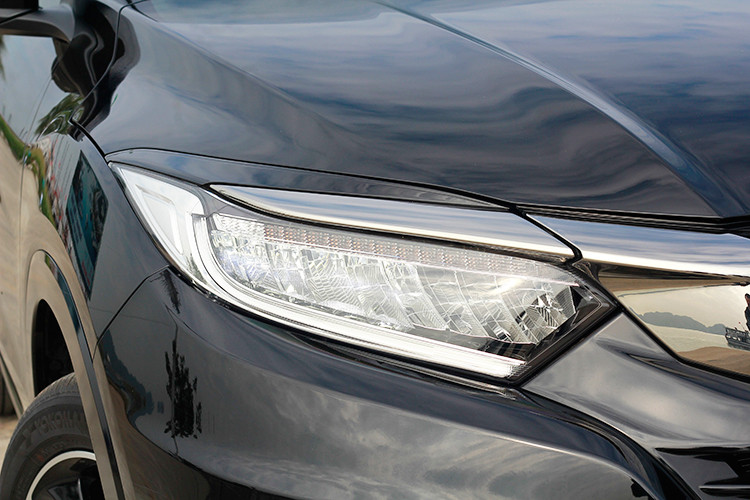 So với thế hệ đầu cách nhau quá xa, thiết kế của HR-V hiện tại không có gì để so sánh. Nhưng để nói thật lòng thì rõ ràng Honda đã tạo ra một chiếc xe đô thị khá ưa nhìn. Các đường nét đầu, thân, và đuôi cân đối, thậm chí dễ nhầm đây là một chiếc coupe nếu quan sát từ xa vì kiểu tay nắm cửa hàng ghế thứ hai nằm trên cột C và tạo màu đen cùng nẹp cửa sổ.