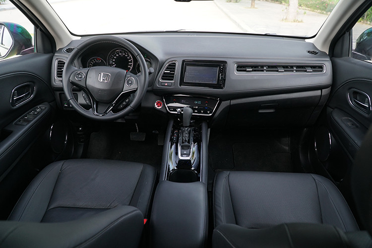 Bên trong nội thất xe đi theo hướng thực dụng, không quá chú trọng đến độ thẩm mỹ hay tinh tế. Bệ trung tâm thiết kế hướng về phía người lái, bệ cần số cao và tạo thành bờ ngăn cách dày dặn giữa ghế lái và ghế phụ. Nội thất bản G là nỉ và da ở bản L. Tuy nhiên HR-V sử dụng tông màu tối chủ đạo nên không gian bên trong chưa thực sự bắt mắt mà chỉ thực sự ưa nhìn vào ban đêm khi đèn ở các phím bấm và màn hình hiển thị sáng rõ với nhiều màu sắc khác nhau.