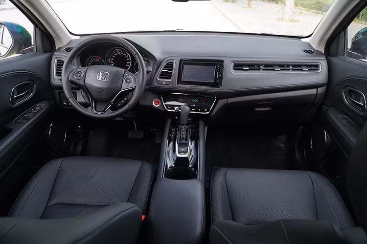 Bên trong nội thất xe đi theo hướng thực dụng, không quá chú trọng đến độ thẩm mỹ hay tinh tế. Bệ trung tâm thiết kế hướng về phía người lái, bệ cần số cao và tạo thành bờ ngăn cách dày dặn giữa ghế lái và ghế phụ. Nội thất bản G là nỉ và da ở bản L. Tuy nhiên HR-V sử dụng tông màu tối chủ đạo nên không gian bên trong chưa thực sự bắt mắt mà chỉ thực sự ưa nhìn vào ban đêm khi đèn ở các phím bấm và màn hình hiển thị sáng rõ với nhiều màu sắc khác nhau.