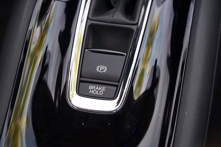 Trái tim của Honda HR-V là khối động cơ xăng 1.8L i-VTEC nạp khí tự nhiên, đạt công suất 141 mã lực tại 6.500v/ph và mô-men xoắn cực đại 172Nm tại 4.300v/ph, kết hợp với hộp số vô cấp CVT và dẫn động cầu trước FWD.